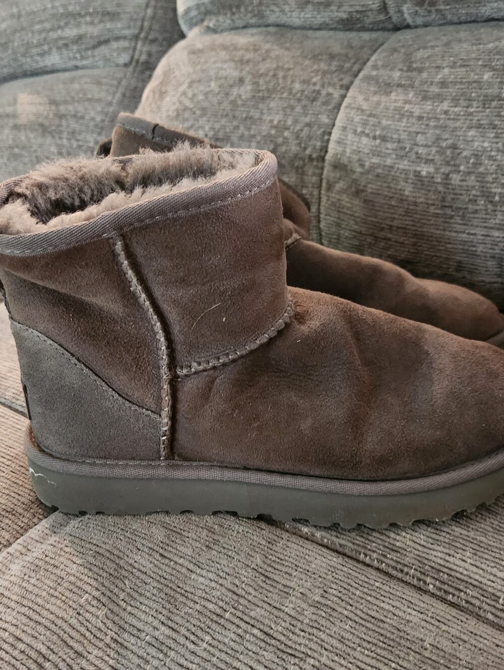 Women's Gray Ugg Mini Short Shearling-Lined Suede Boots. EUC